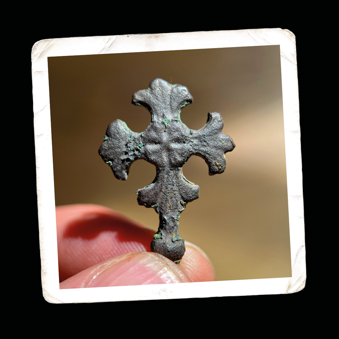 Cruciform Medieval Mount